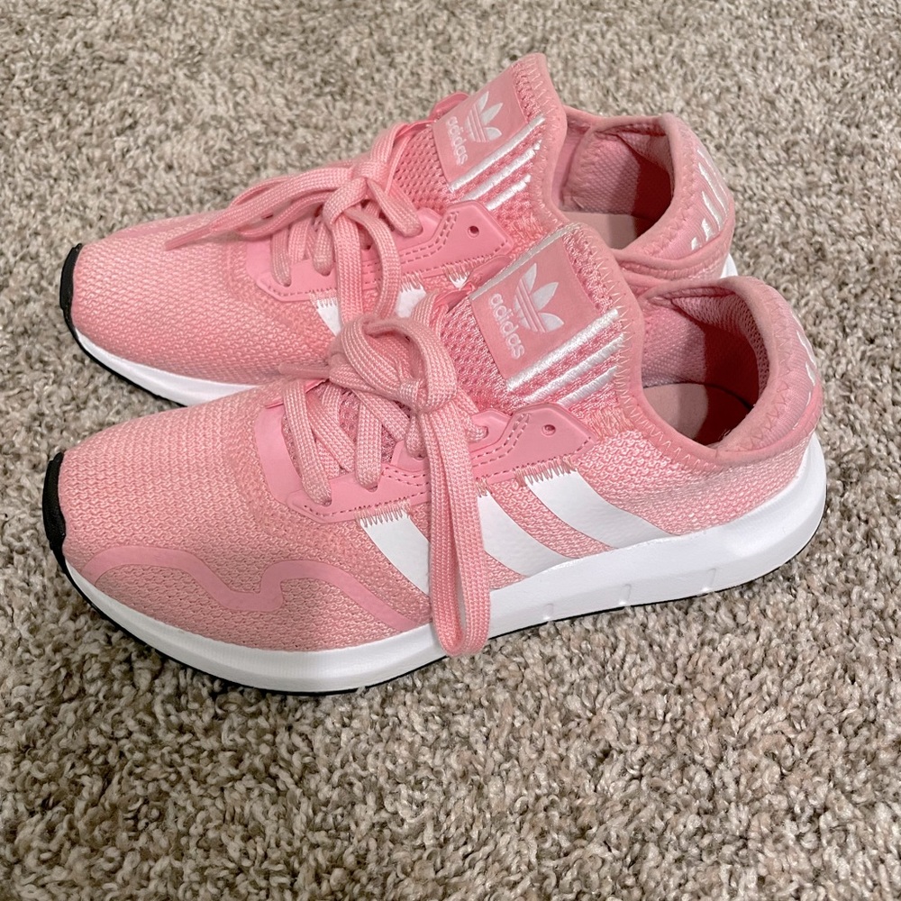 Pink Addidas Swift Run y4.5